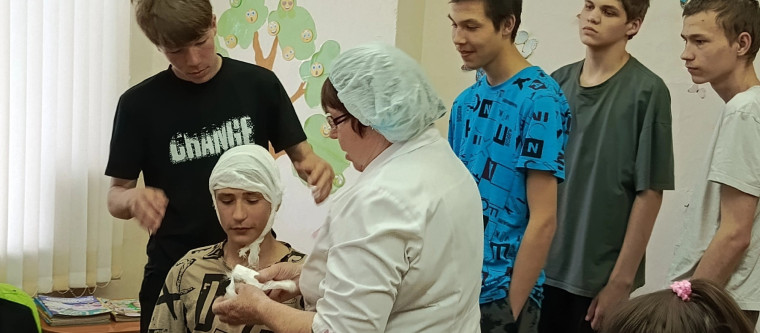 Учимся оказывать первую помощь пострадавшему.