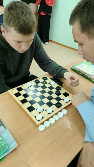 В школе прошел шашечный турнир.